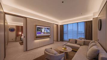 Suite estudio Deluxe, vista a la ciudad | Artículos del minibar gratis, cortinas blackout y insonorización