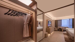 Phòng 3 tiện nghi đơn giản, quang cảnh thành phố | Nội thất