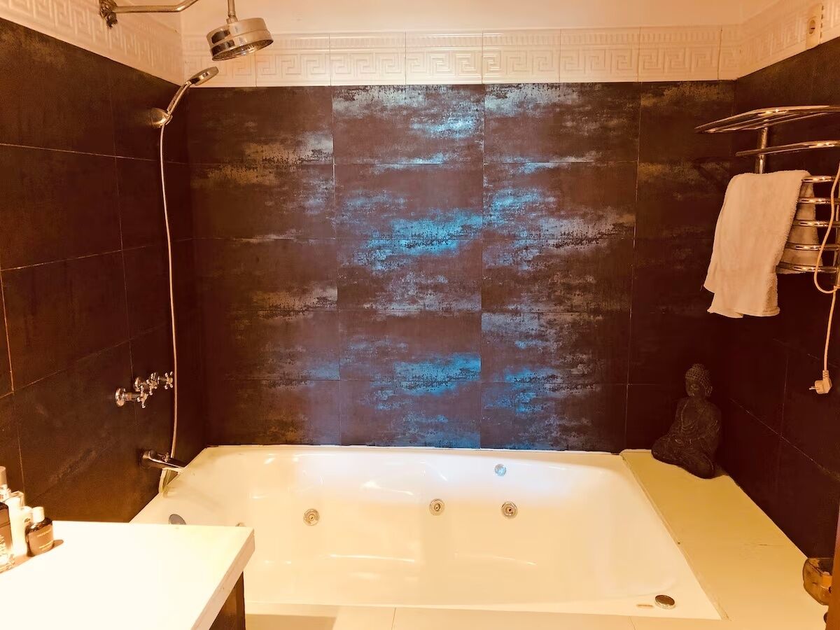 Jetted bath, hair dryer, bidet, towels