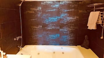 Jetted bath, hair dryer, bidet, towels
