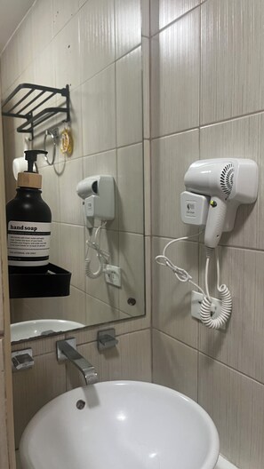 Bathroom - JFS Cozy 1-bedroom Staycation in beautiful Manila - Near US Embassy (Manila)