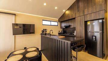 Coffee/tea maker, fridge, microwave, stovetop