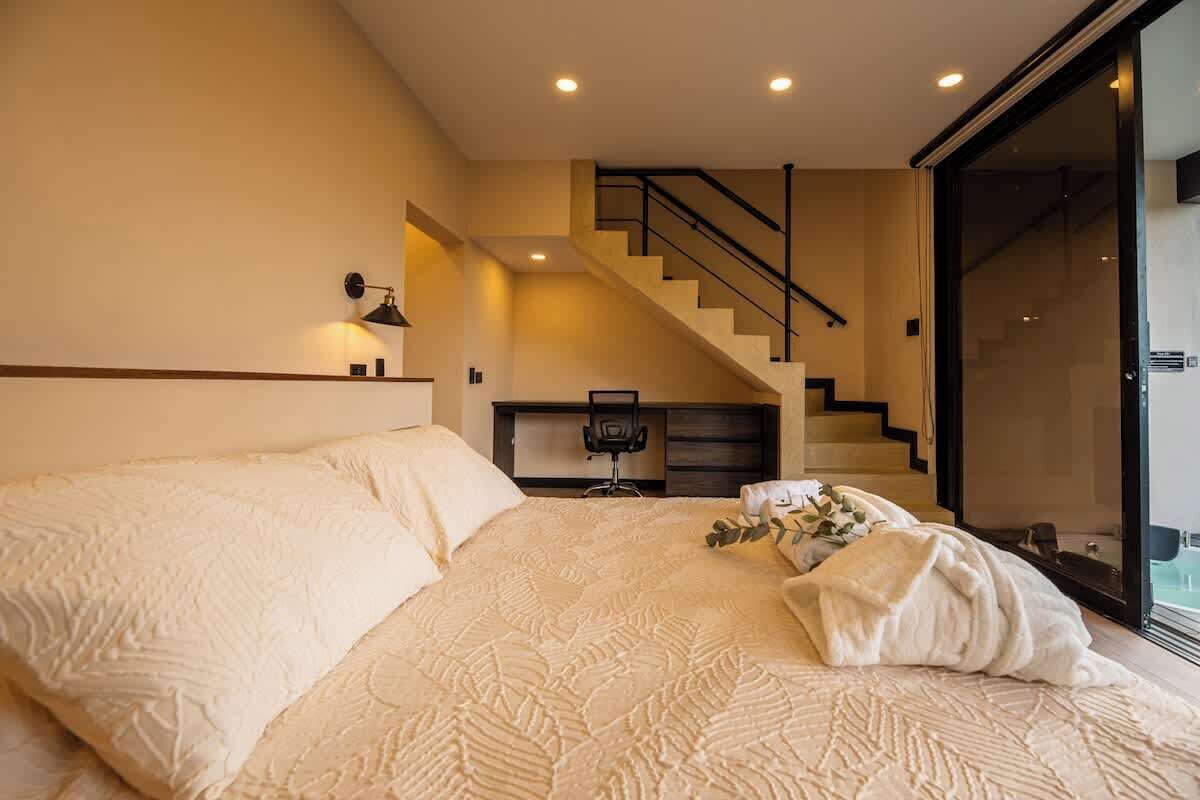 Tabla de planchar con plancha, wifi y ropa de cama 