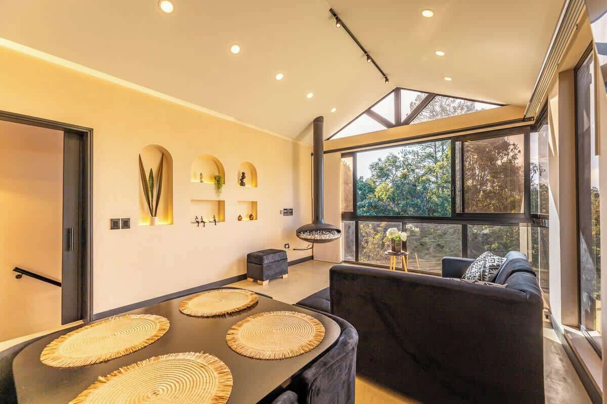 Una televisión, una chimenea, una oficina