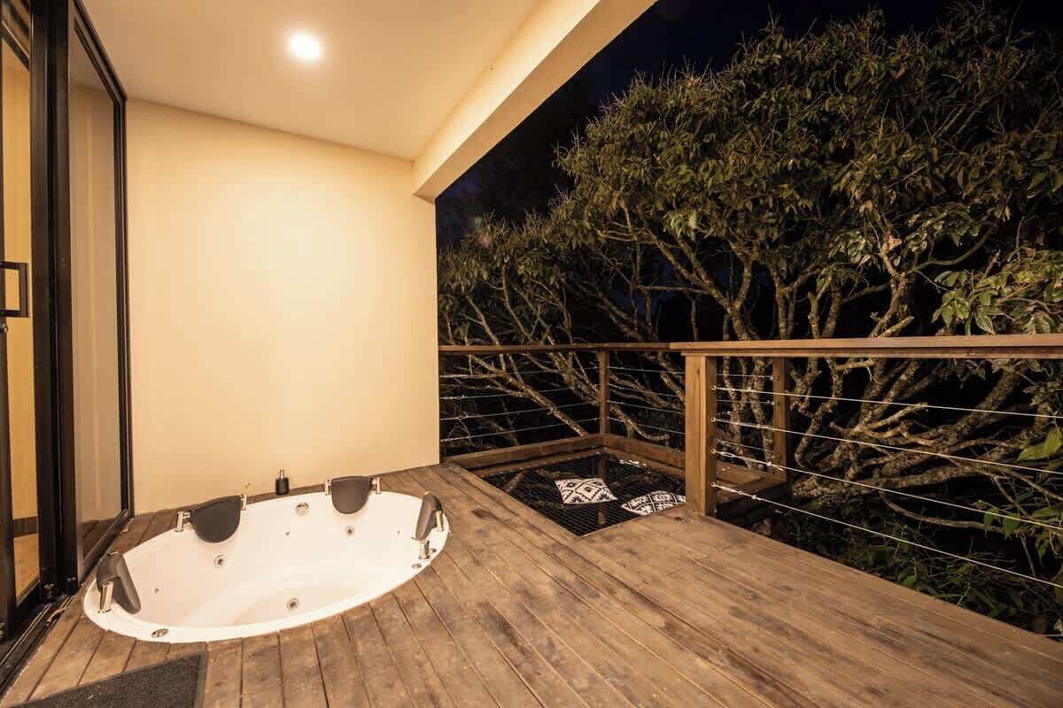 Bañera de hidromasaje cubierta