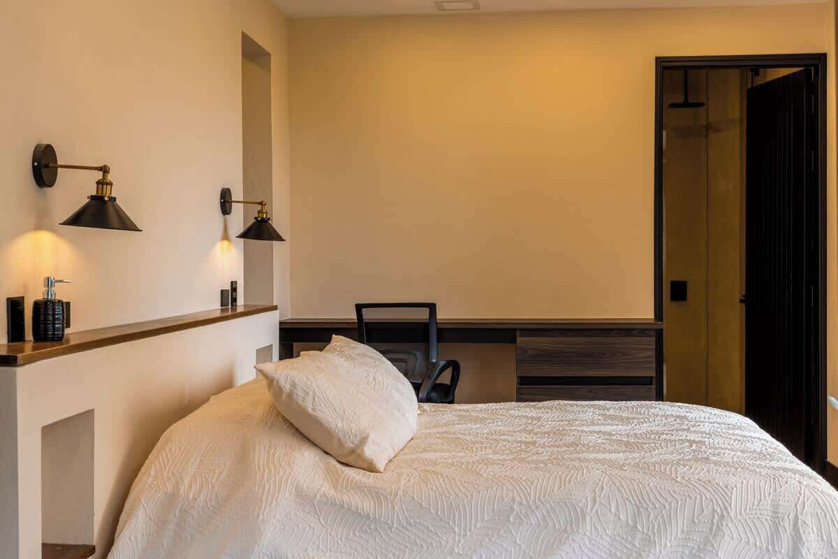 4 habitaciones, tabla de planchar con plancha, wifi y ropa de cama 