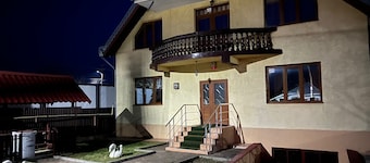 Roman Villa, Sleeps 8 with Parking and Garden