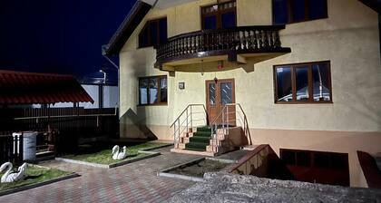 Roman Villa, Sleeps 8 with Parking and Garden