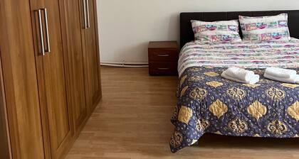 Roman Villa, Sleeps 8 with Parking and Garden
