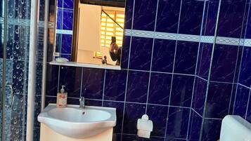 Douche, serviettes fournies