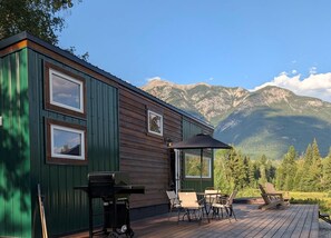 Outdoor dining - Nicholson Tiny Home with Hot Tub & Mountain Views (Golden)
