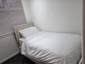 Unclassified image, 4 of 17, button - Sleeps5-ElizabethLine-FreeParking-SmartTV (Romford)