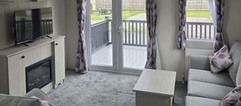 3 Bedroom Cabin Sleeps 6 - Shared Pool & Hot Tub