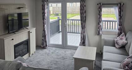 3 Bedroom Cabin Sleeps 6 - Shared Pool & Hot Tub