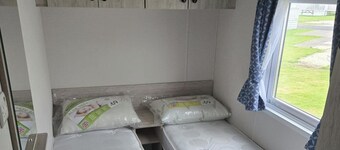 3 Bedroom Cabin Sleeps 6 - Shared Pool & Hot Tub
