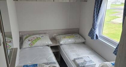 3 Bedroom Cabin Sleeps 6 - Shared Pool & Hot Tub