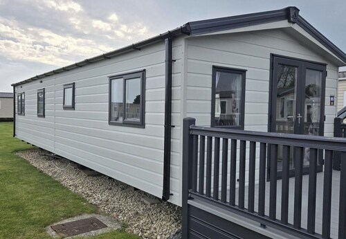 3 Bedroom Cabin Sleeps 6 - Shared Pool & Hot Tub