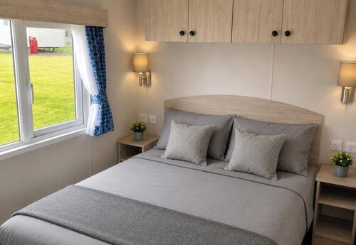3 Bedroom Cabin Sleeps 6 - Shared Pool & Hot Tub