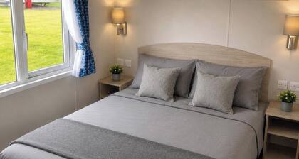 3 Bedroom Cabin Sleeps 6 - Shared Pool & Hot Tub