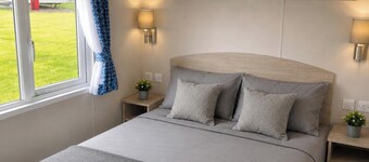 3 Bedroom Cabin Sleeps 6 - Shared Pool & Hot Tub