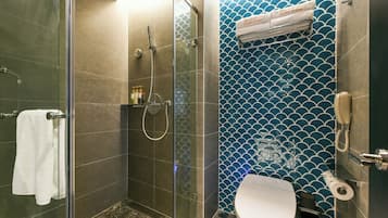 Basic Double Room | Bathroom | Shower, rainfall showerhead, free toiletries, hair dryer