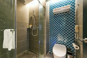 Basic-Doppelzimmer | Badezimmer | Dusche, Regendusche, kostenlose Toilettenartikel, Haartrockner