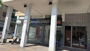 A building with a storefront labeled 'smartcenter' and a sign with the number '65'. - Bright City Flat Close to Acropolis Museum (Athens)