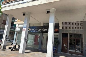 A building with a storefront labeled 'smartcenter' and a sign with the number '65'. - Bright City Flat Close to Acropolis Museum (Athens)