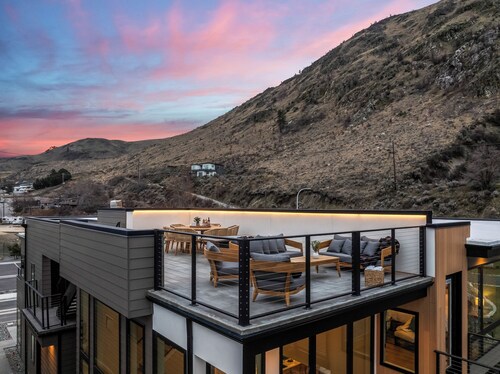 New Luxury Lakefront home • Rooftop Deck • Chef's Kitchen • Spa Amenities •Dock