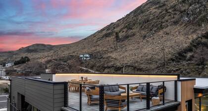New Luxury Lakefront home • Rooftop Deck • Chef's Kitchen • Spa Amenities •Dock