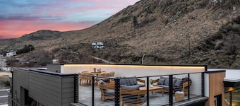 New Luxury Lakefront home • Rooftop Deck • Chef's Kitchen • Spa Amenities •Dock