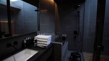 Deluxe Villa | Bathroom | Separate tub and shower, free toiletries, hair dryer, towels