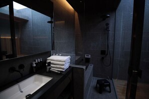 Deluxe Villa | Bathroom | Separate bathtub and shower, free toiletries, hair dryer, towels - ALMOND HOTEL SHIBUYA W (shibuya)