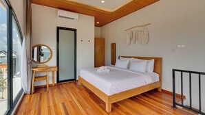 Un dormitorio con cama de madera, un escritorio y un ventanal grande.