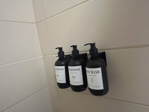 Serviettes fournies, savon, papier toilette