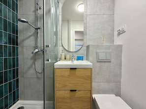Shower, hair dryer, towels - Park Grabiszyński Charming Apartment (Wrocław)