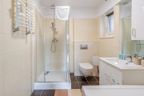 Dusche, Haartrockner, Handtücher