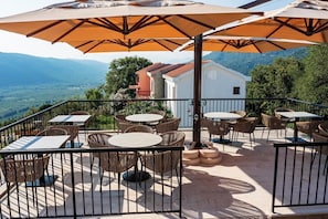 Outdoor dining - Boutique Hotel Ruzmarin SPA & Garden (Budva)
