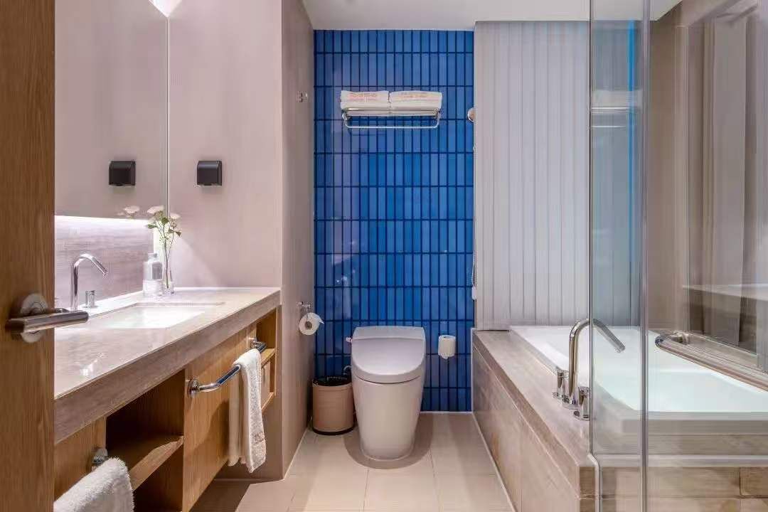 Bañera y ducha independientes y cabezal de ducha tipo lluvia