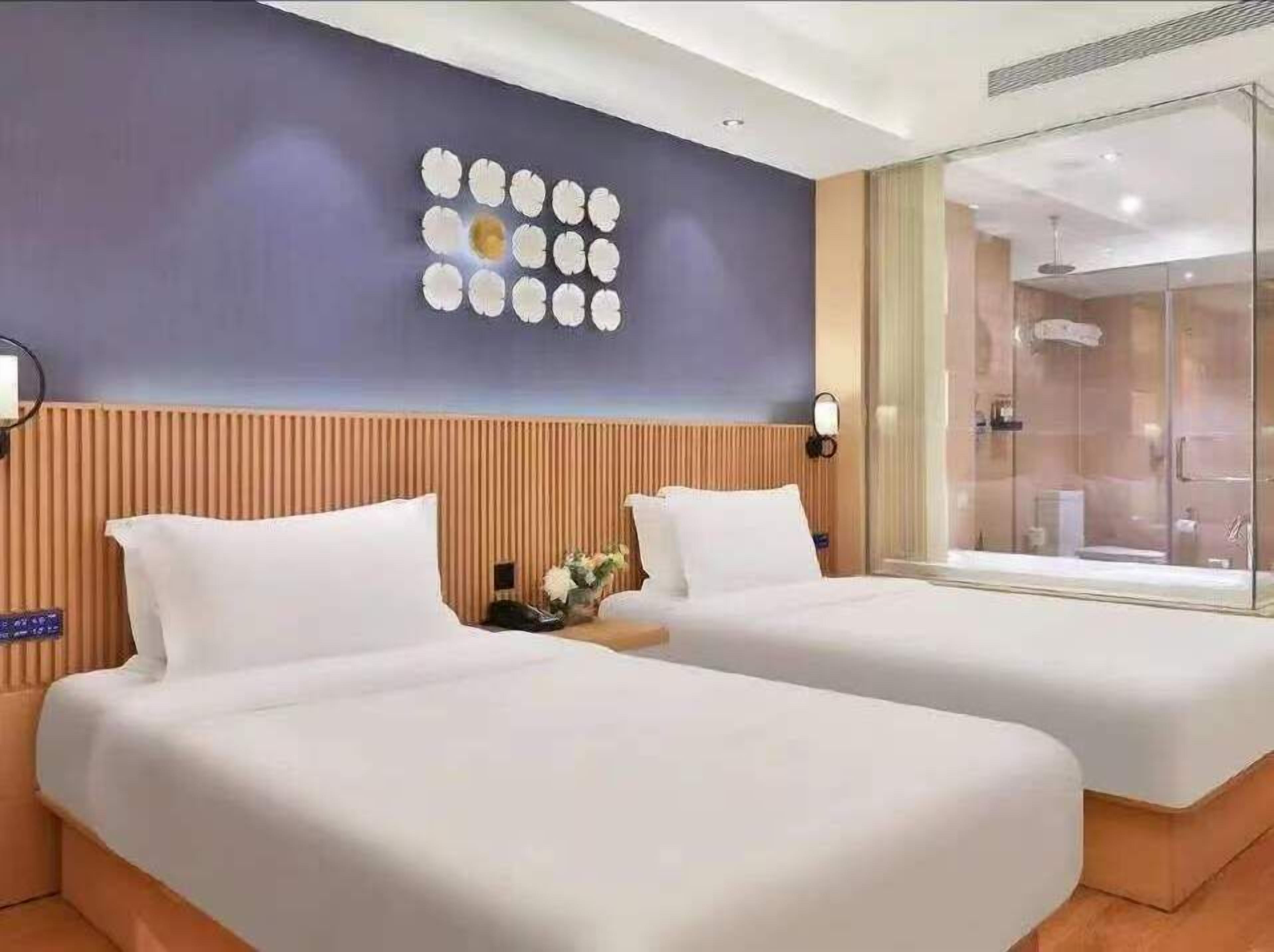 Premium bedding, down duvets, free minibar, desk