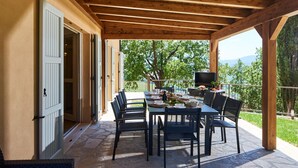 An outdoor patio with a table set for dining, a grill, and a scenic view. - Villa Esther, 7 bedrooms, pool, A/C, EV charger, pet friendly, Marche (Fermignano)