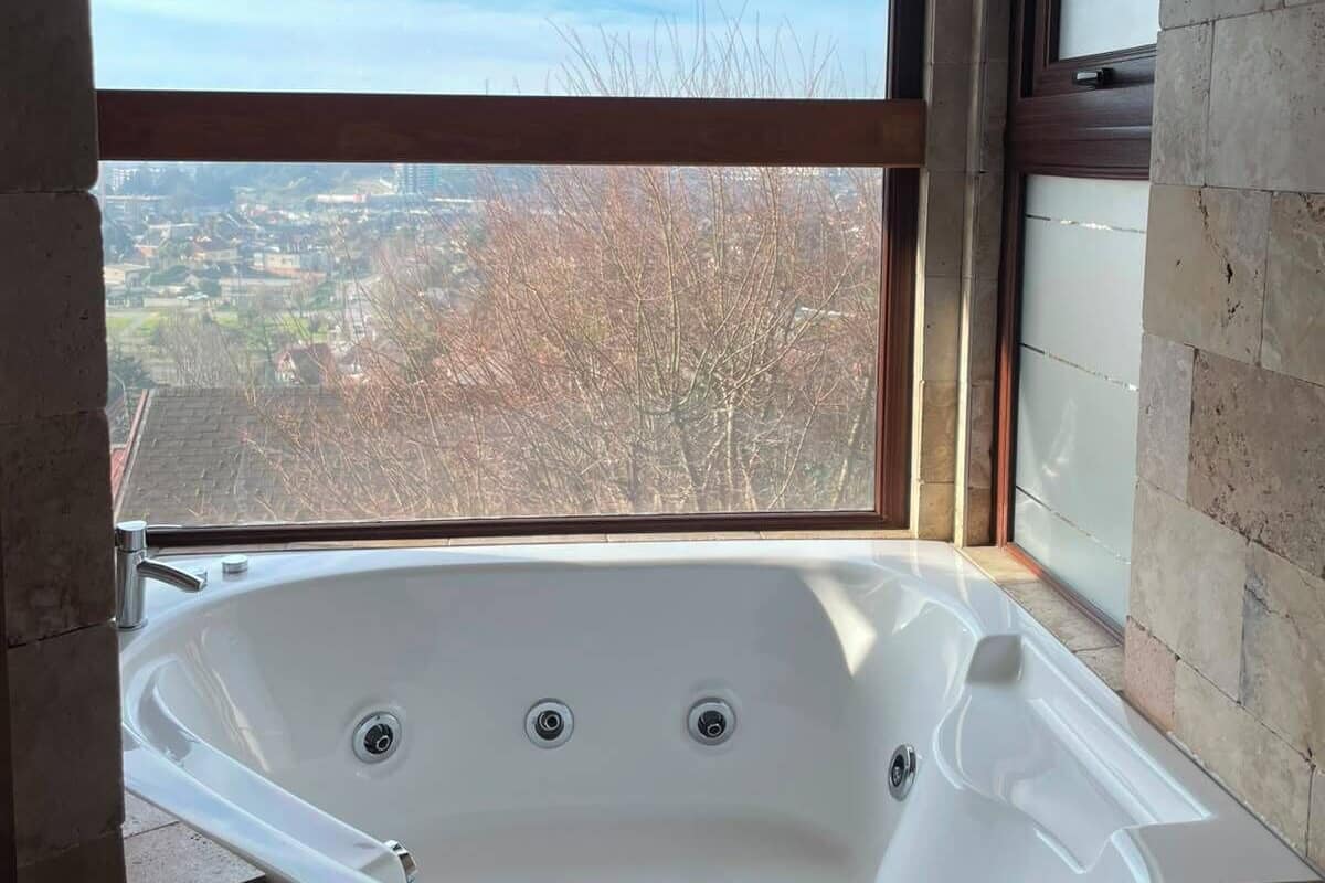 Deluxe Studio Suite, Sea View | Bathroom | Separate tub and shower, towels