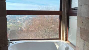 Suite estudio Deluxe, vista al mar | Baño | Tina y regadera independientes y toallas