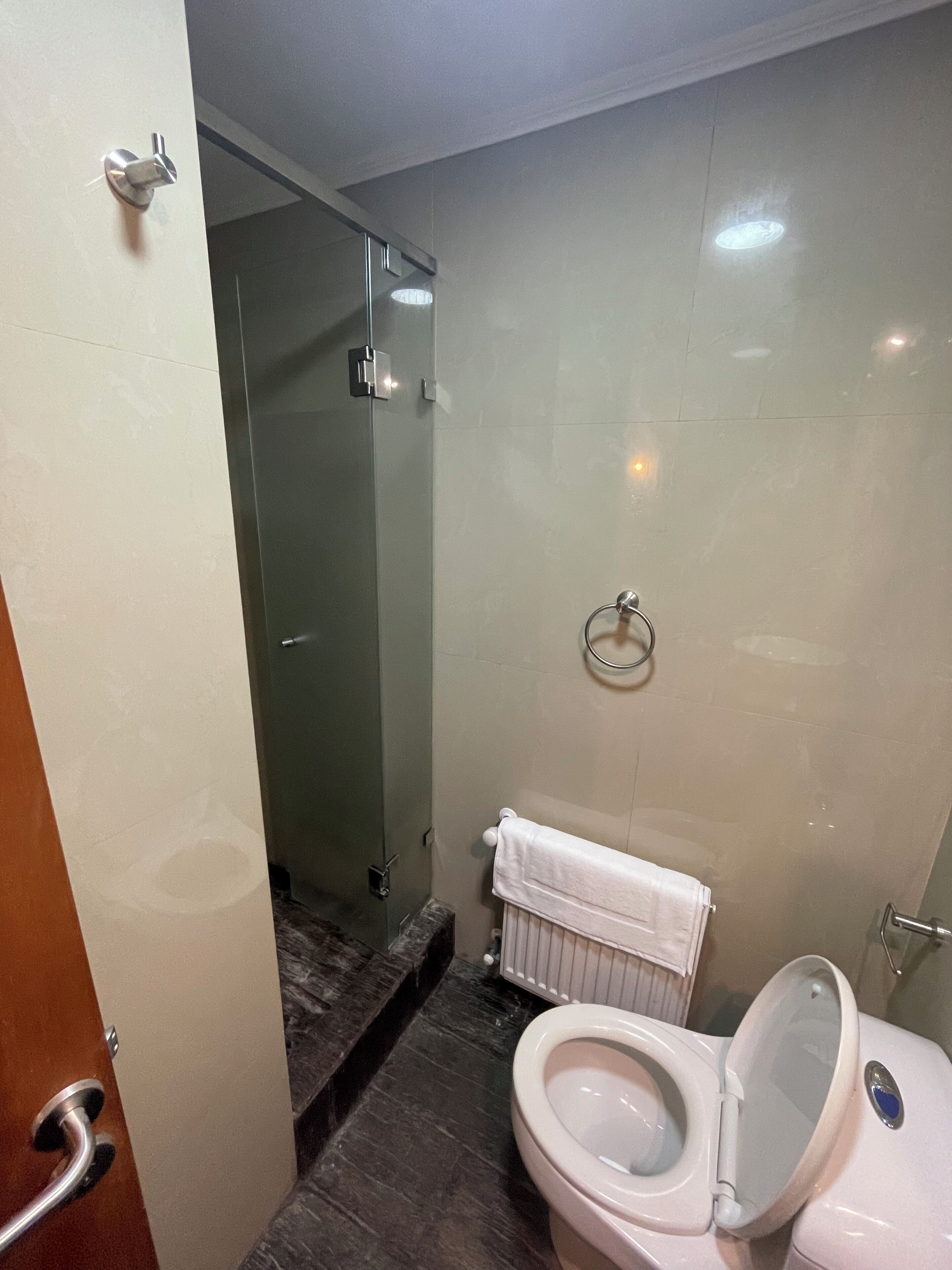 Quarto casal standard, vista parcial para o mar | Banheiro | Banheira e chuveiro separados, toalhas de banho