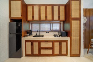 Apartamento superior, 1 quarto, sacada, vista para o rio | Cozinha privada