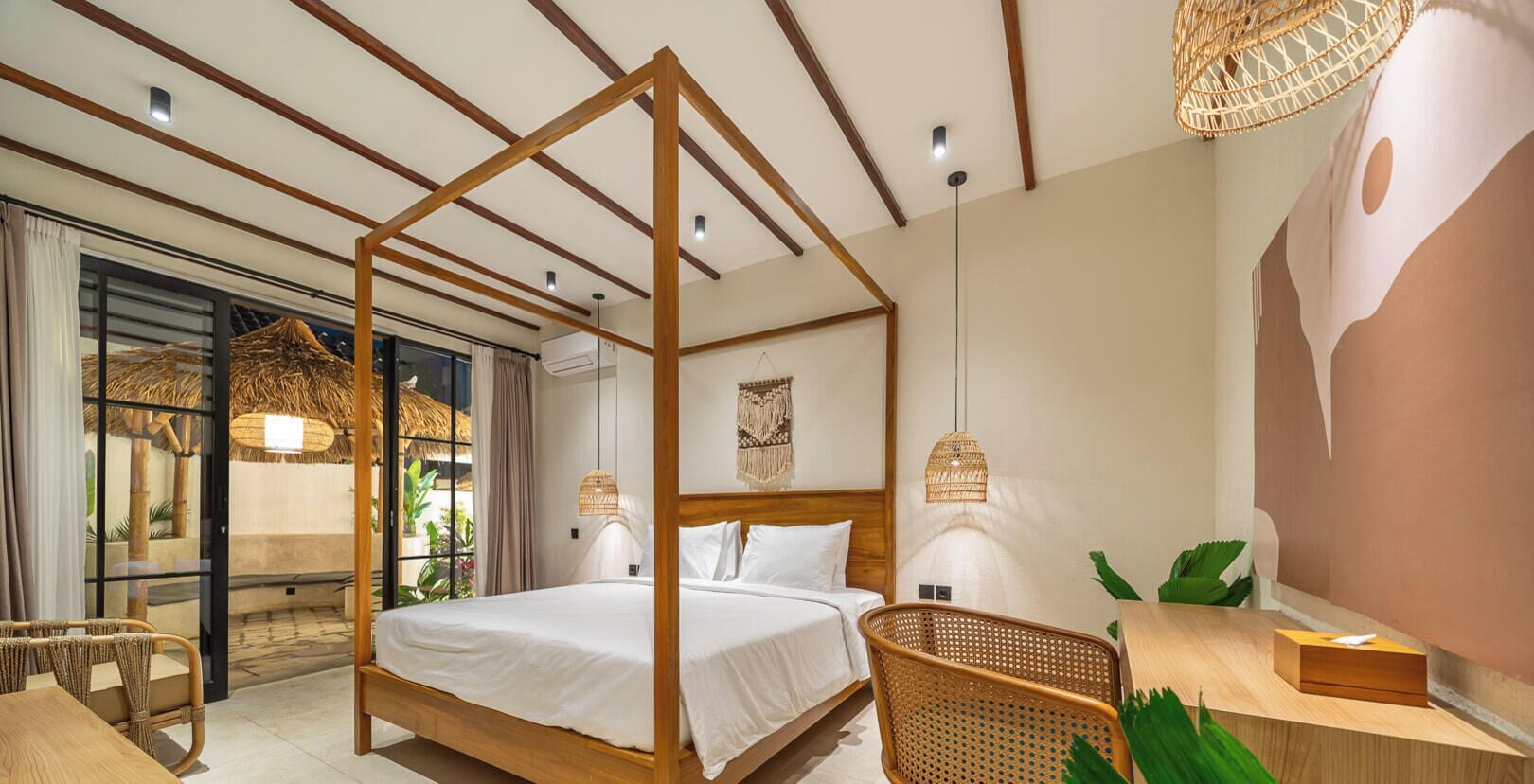 Un dormitorio moderno con cama con dosel, techo de madera y un amplio ventanal.