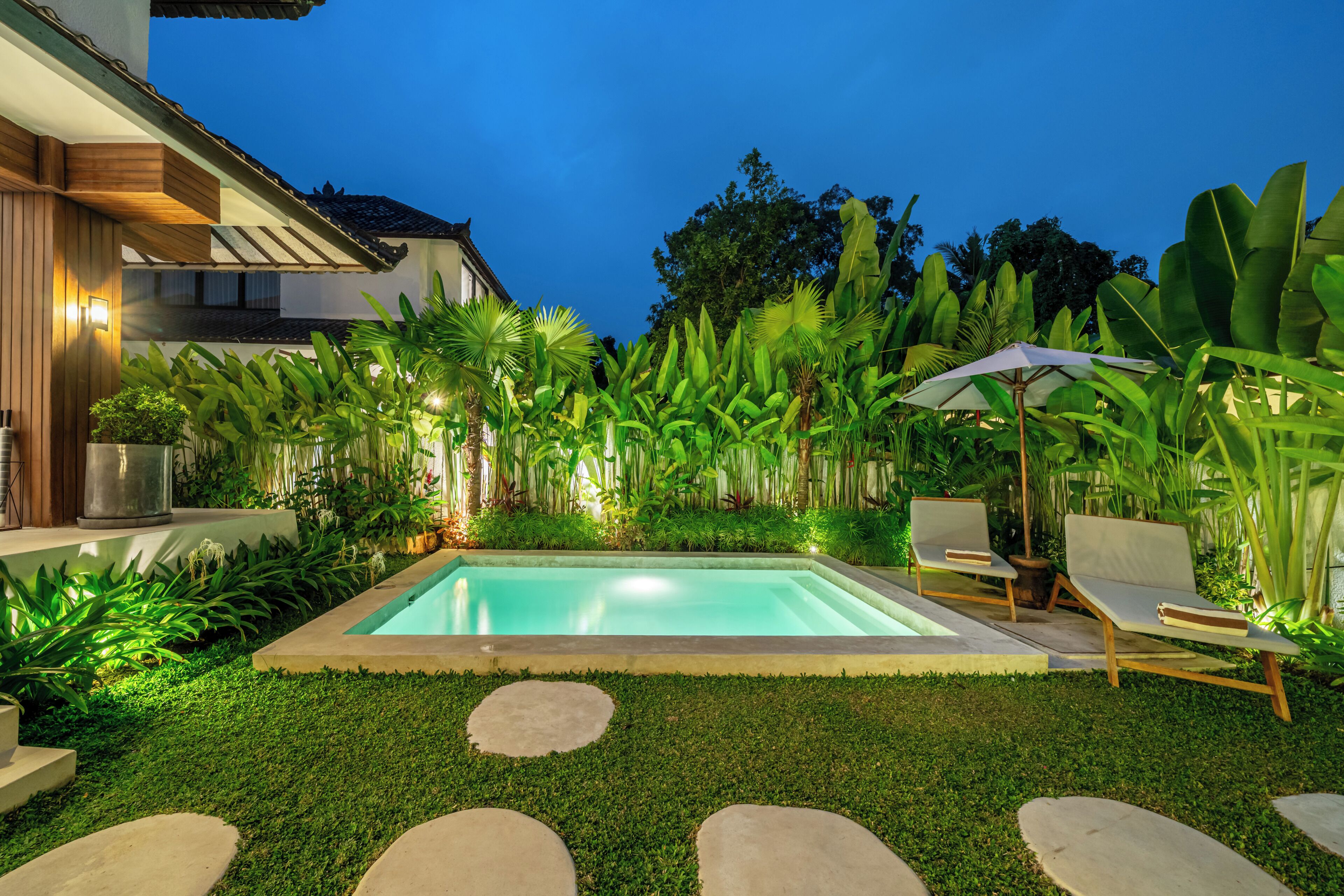 Una piscina al aire libre