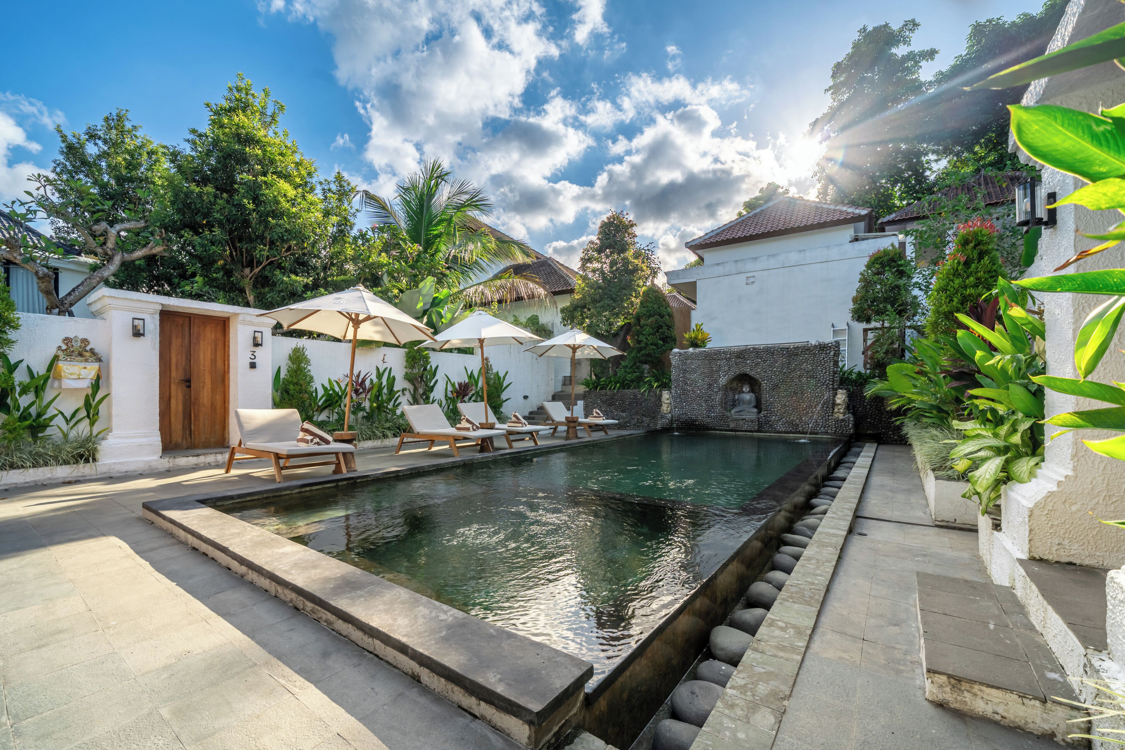 Una piscina al aire libre