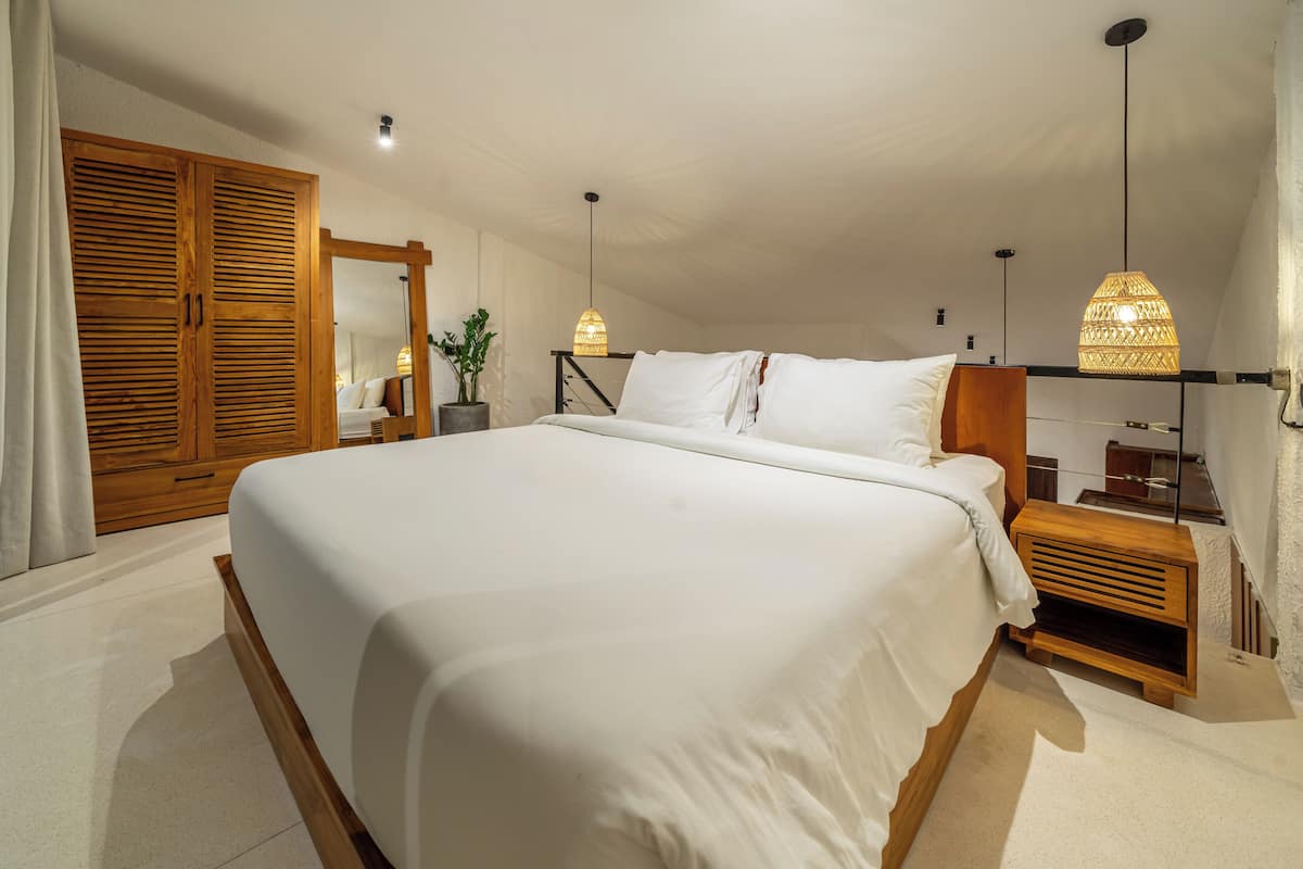 Apartamento superior, 1 quarto, sacada, vista para o rio | Cofres nos quartos, Wi-Fi de cortesia, roupa de cama