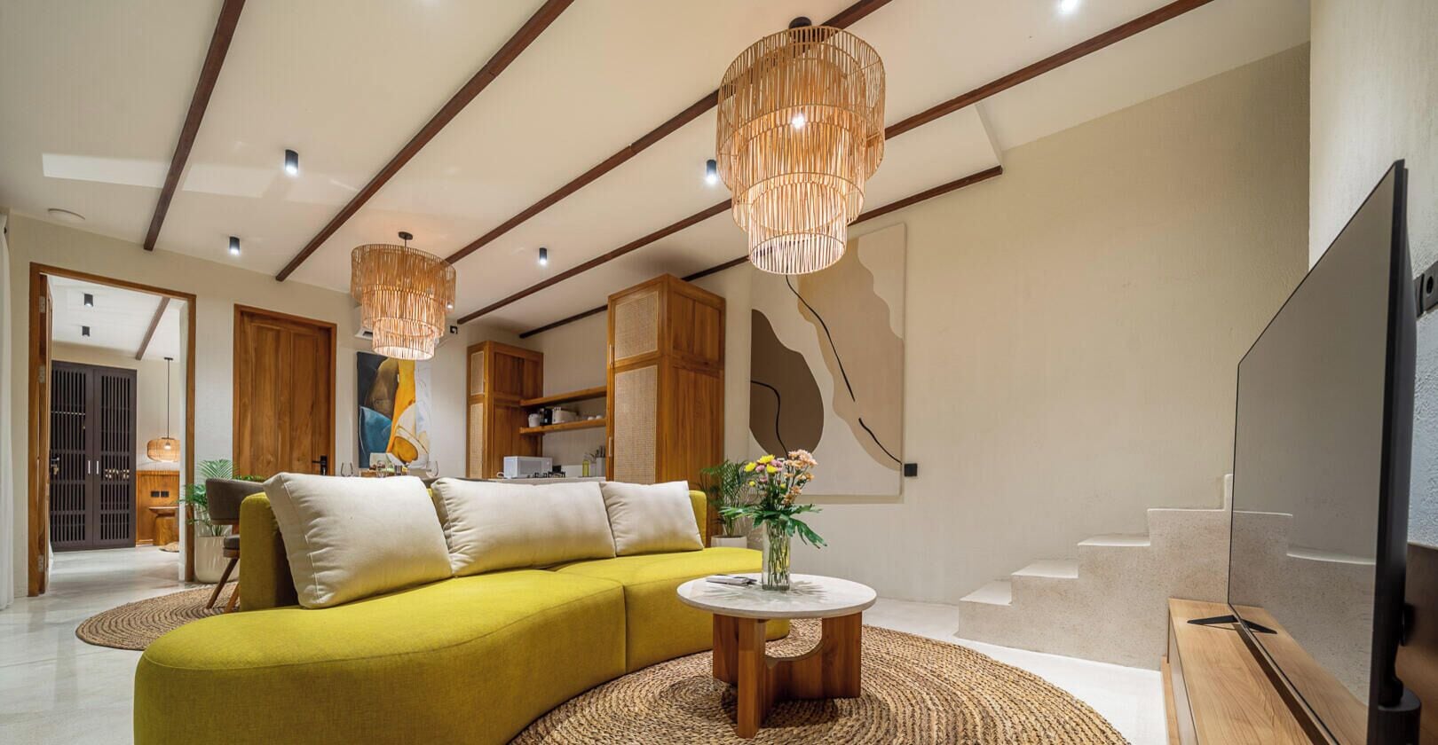 Una sala de estar moderna con un sofá, una mesa de centro y un televisor.